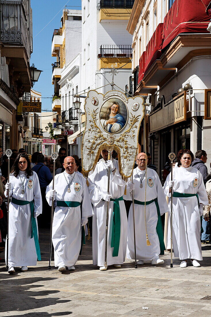 Float of the Virgin Mary, Easter Sunday procession at the end of Semana Santa (Holy Week), Ayamonte, Andalucia, Spain, Europe