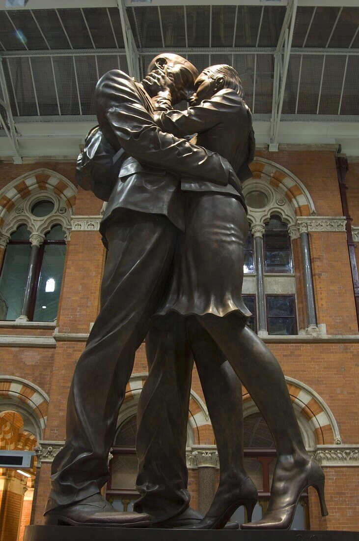 The Meeting Place statue, 9m high bronze statue of a couple locked in an intimate pose by the world renowned sculptor Paul Day, St. Pancras station, London, England, United Kingdom, Europe