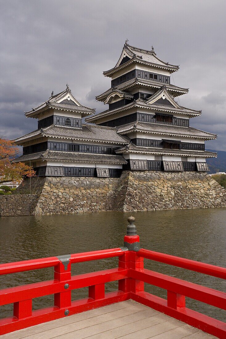 Matsumoto-jo (Matsumoto Castle), three-turreted donjon built in 1595 in contrasting black and white, surrounded by a moat with access across ornate red bridges, Matsumoto, Nagano Prefecture, Central Honshu (Chubu), Japan, Asia