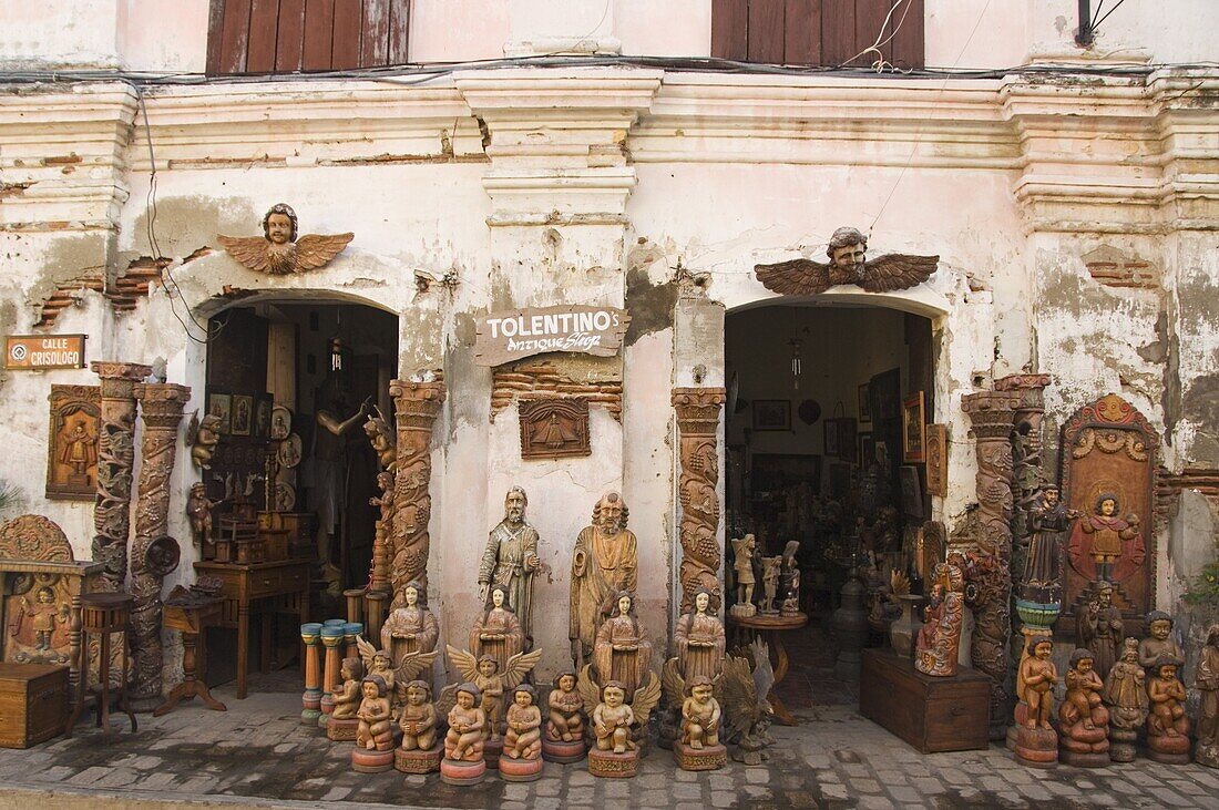 Local handicraft shop in Spanish Old Town, ancestral homes and colonial era mansions built by Chinese merchants, UNESCO World Heritage Site, Vigan, Ilocos Province, Luzon, Philippines, Southeast Asia, Asia