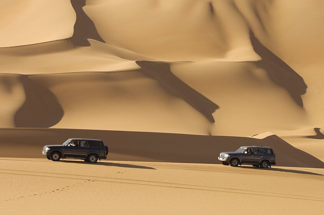 SUV on sand dunes, Erg Awbari, Sahara desert, Fezzan, Libya, North Africa, Africa