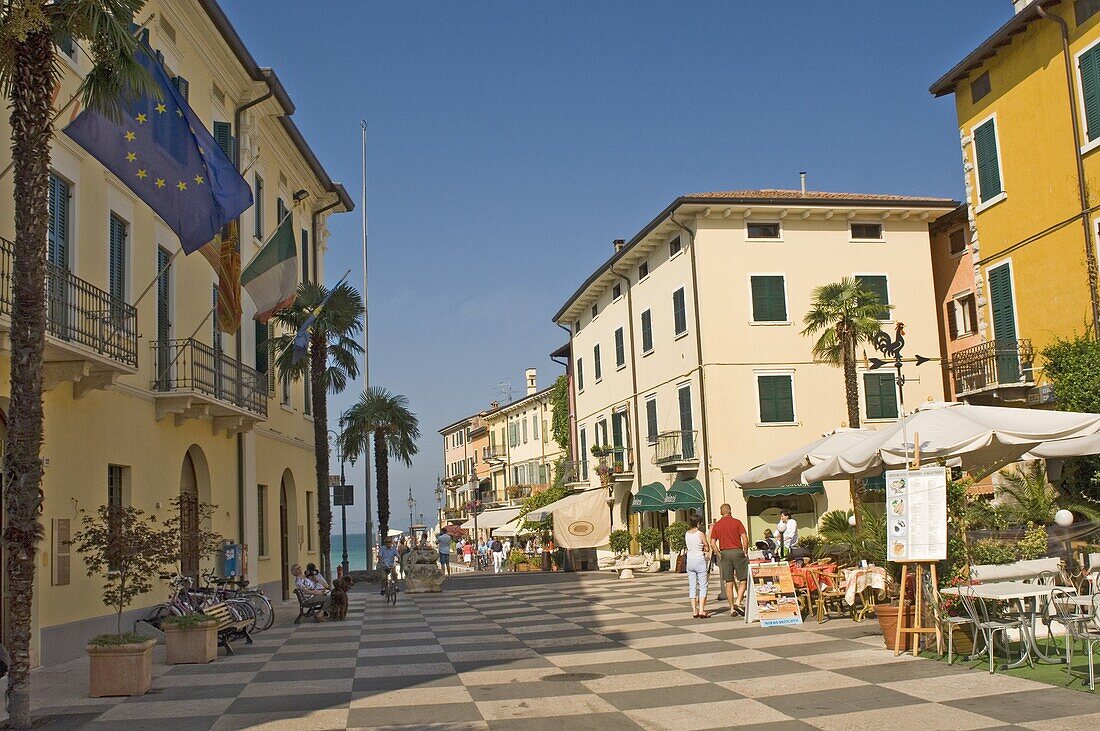The main square towards the harbour, Lazise, Lake Garda, Veneto, Italy, Europe