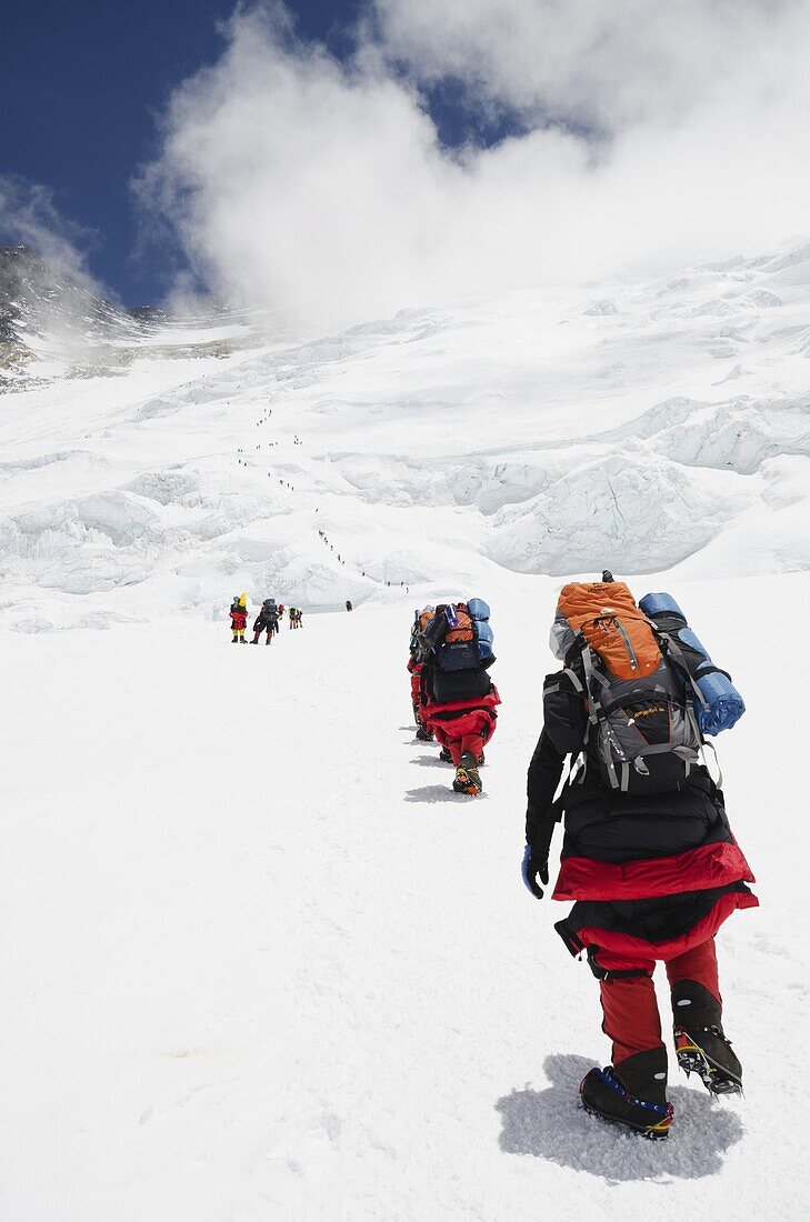 Climbers on the Lhotse Face at 7000m on Mount Everest, Solu Khumbu Everest Region, Sagarmatha National Park, UNESCO World Heritage Site, Nepal, Himalayas, Asia