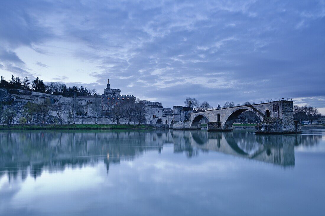 Saint-Benezet bridge dating from the 12th century, and the Palais des Papes, UNESCO World Heritage Site, across the Rhone river, Avignon, Vaucluse, France, Europe