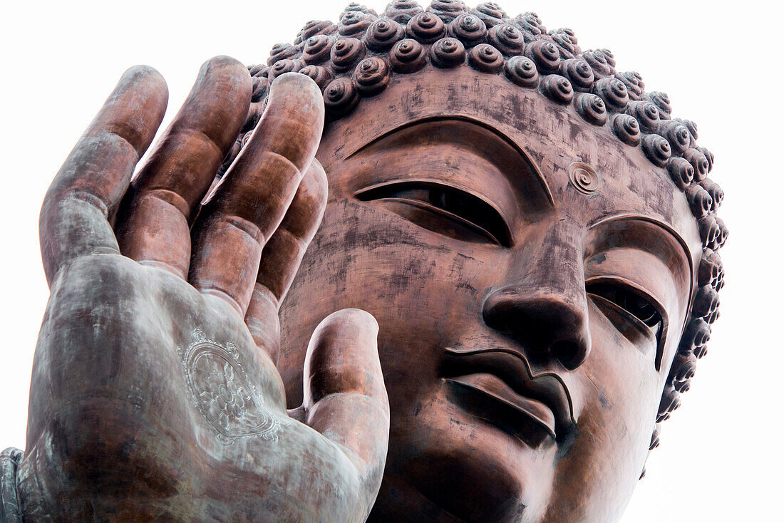 Statue vom Tian Tan Giant Buddha auf dem Ngong Ping Plateau, Insel Lantau, Hongkong, Hong Kong, Asien