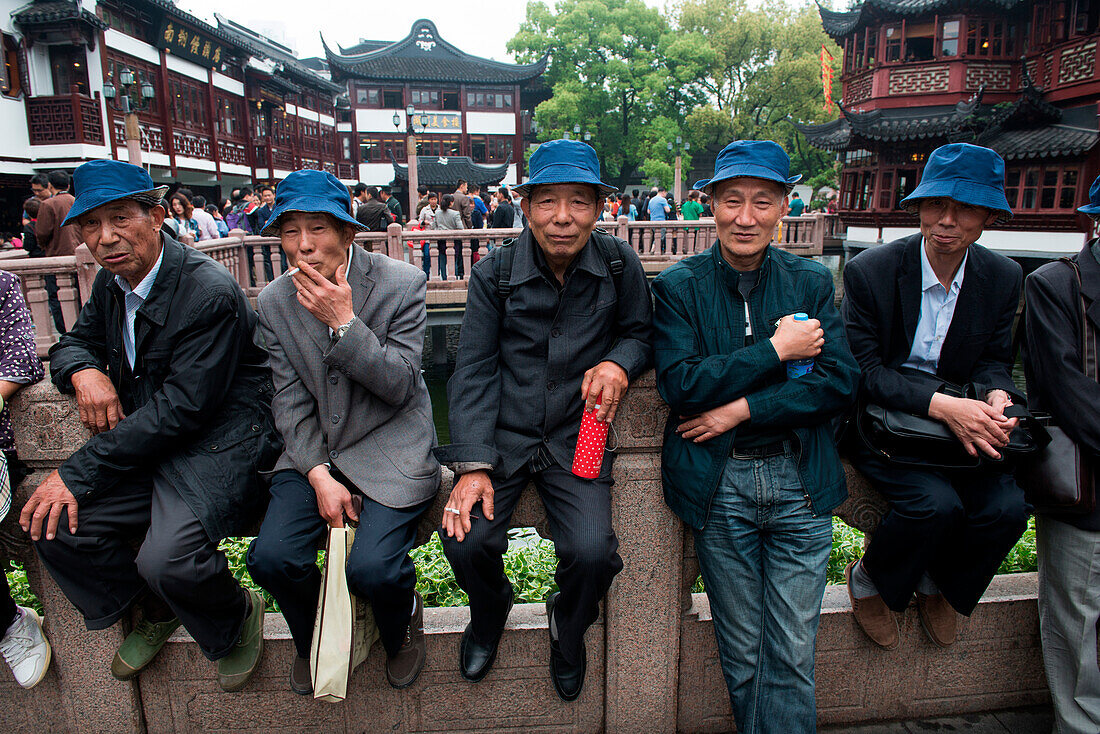 Gruppe von fünf Männern mit blauen Mützen in der Altstadt (Nanshi), Shanghai, Shanghai, Asien