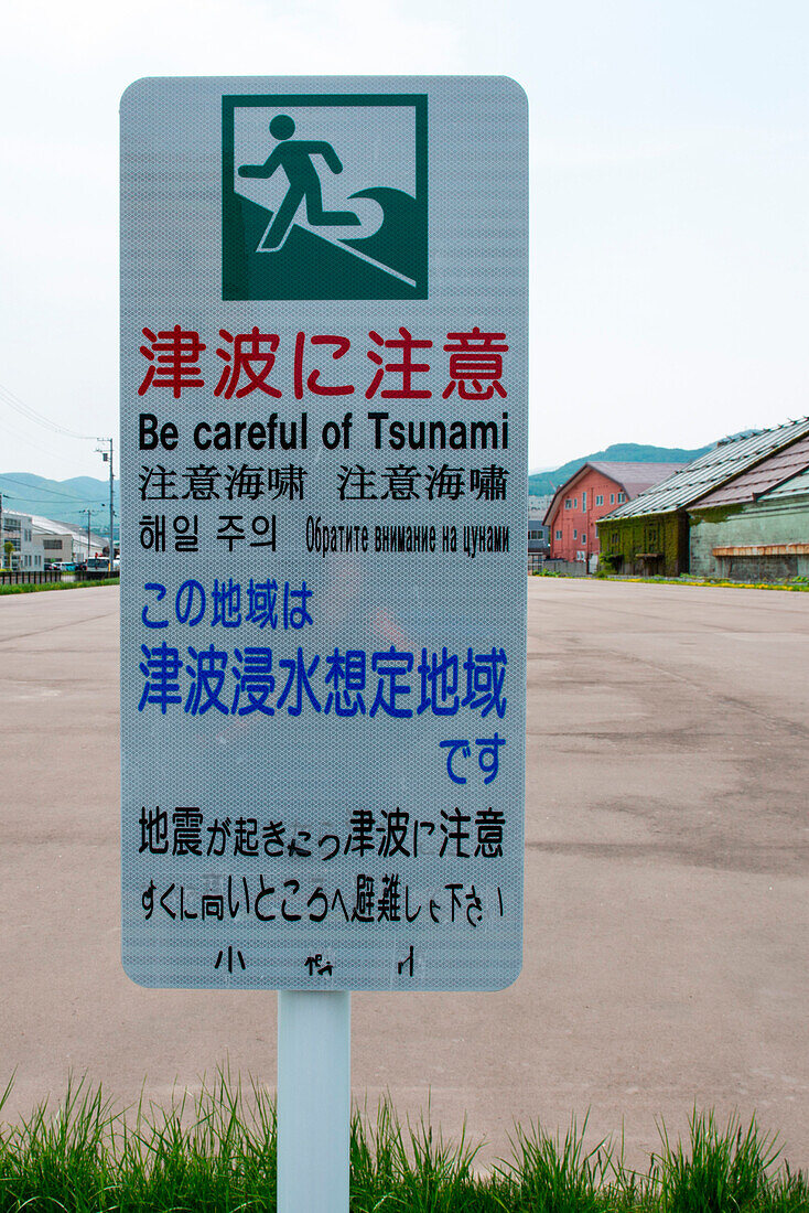 Warnhinweisschild für Verhalten und Evakuierung bei einem eventuellen Tsunami, Otaru, Hokkaido, Japan, Asien