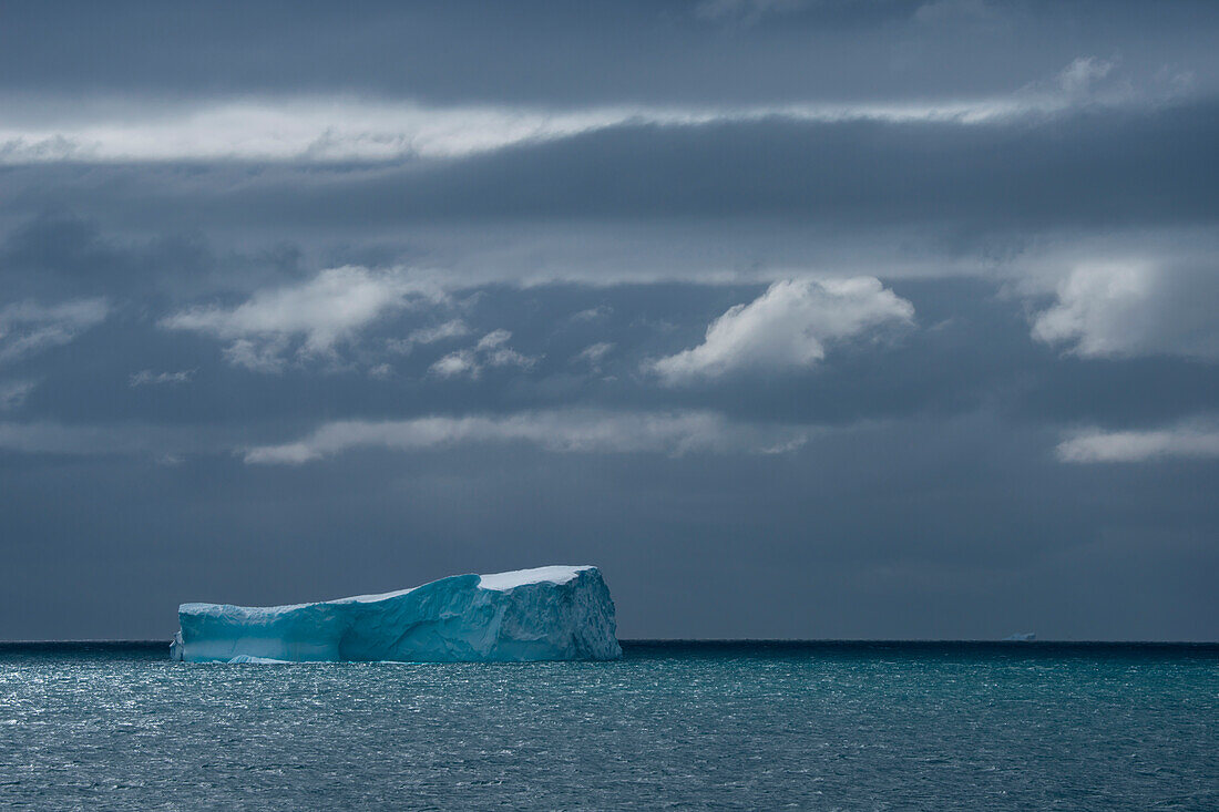 Eisberg und Sturmwolken, nahe Halfmoon Island, Südshetland-Inseln, Antarktis
