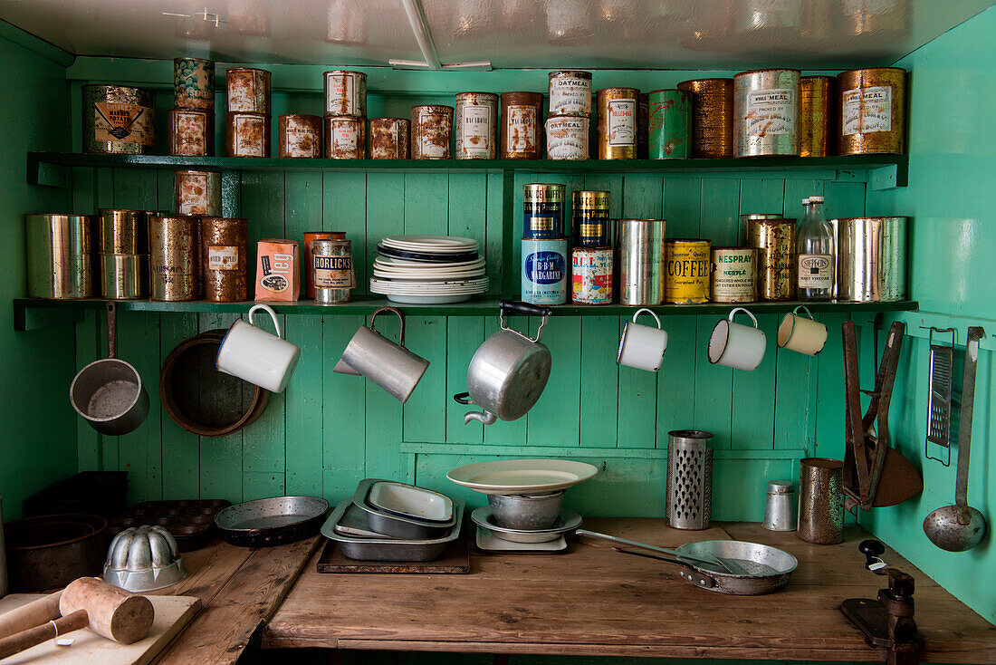 Historische Dosen und Küchenutensilien werden im Museum der Port Lockroy British Antarctic Survey Station ausgestellt, Port Lockroy, Wiencke Island, Antarktis