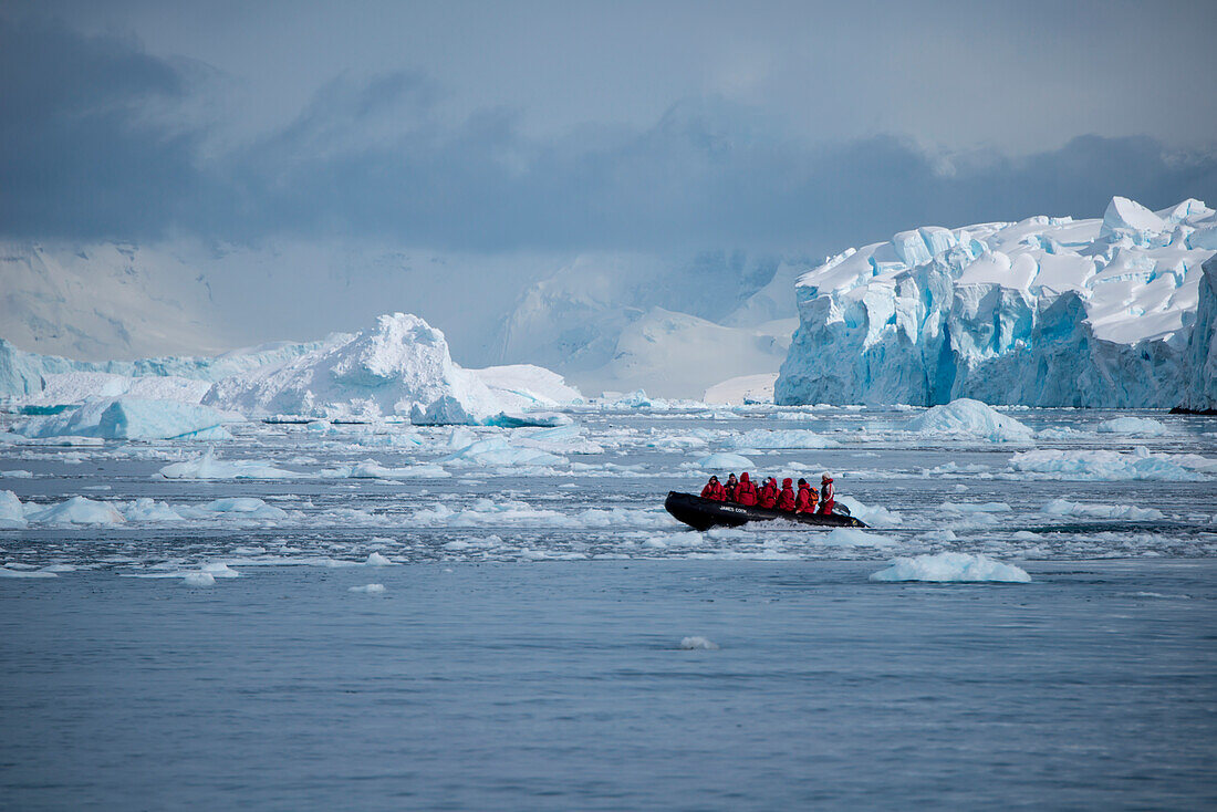 Zodiac dinghy excursion for passengers of expedition cruise ship MS Hanseatic (Hapag-Lloyd Cruises), Neko Harbour, Graham Land, Antarctica