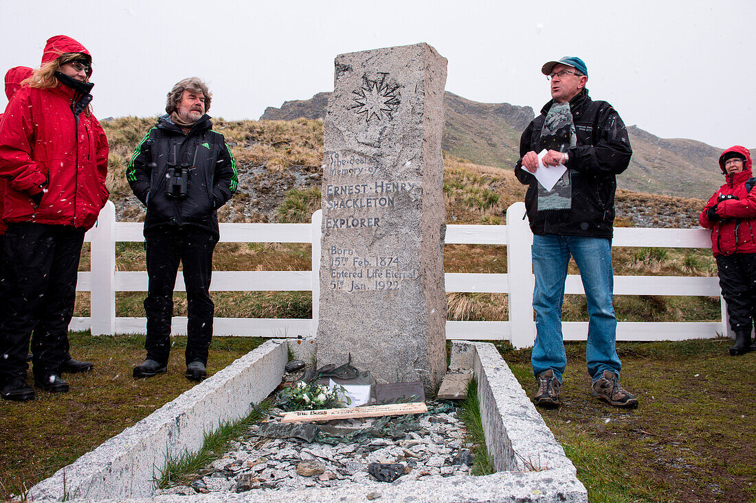 Kapitän Thilo Natke (rechts) von Expeditions-Kreuzfahrtschiff MS Hanseatic (Hapag-Lloyd Kreuzfahrten) hält Rede am Grab von Entdecker Sir Ernest Shackleton, unter den Zuhörern ist Abenteurer Reinhold Messner (mitte links), Grytviken, Südgeorgien, Antarkti
