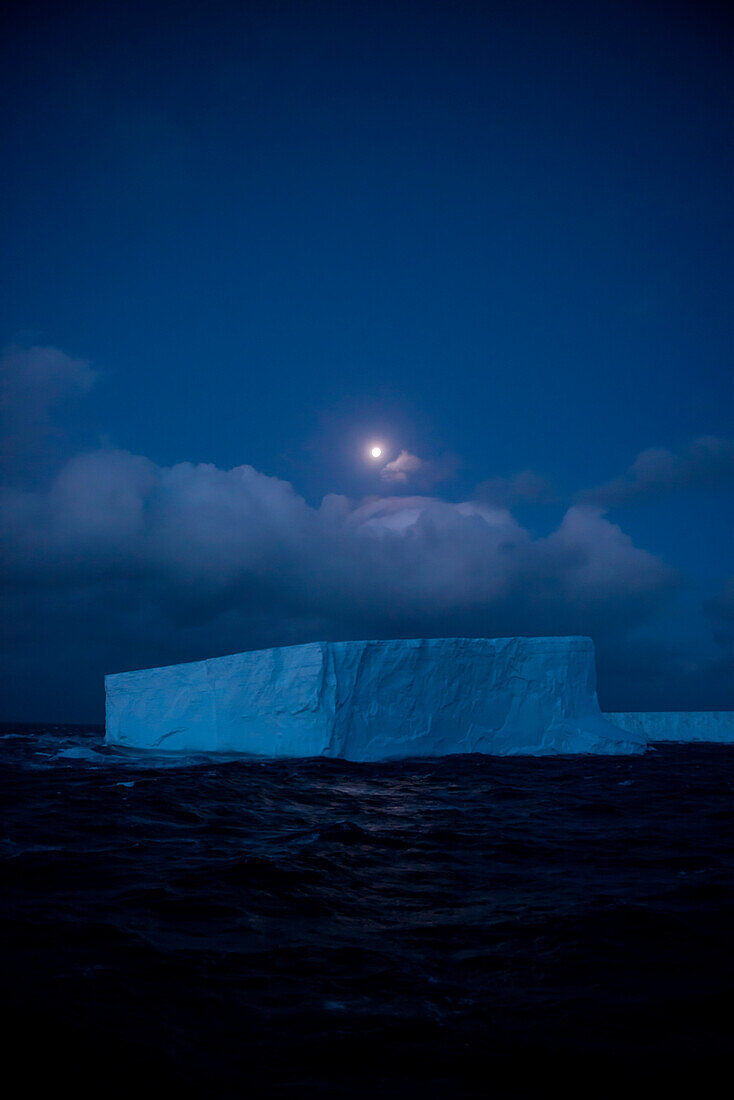 Mondaufgang über dem 36 km langen Eisberg B17A (das sichtbare Segment ist nur ca. 3 km lang), nahe Drygalski Fjord, Südgeorgien, Antarktis
