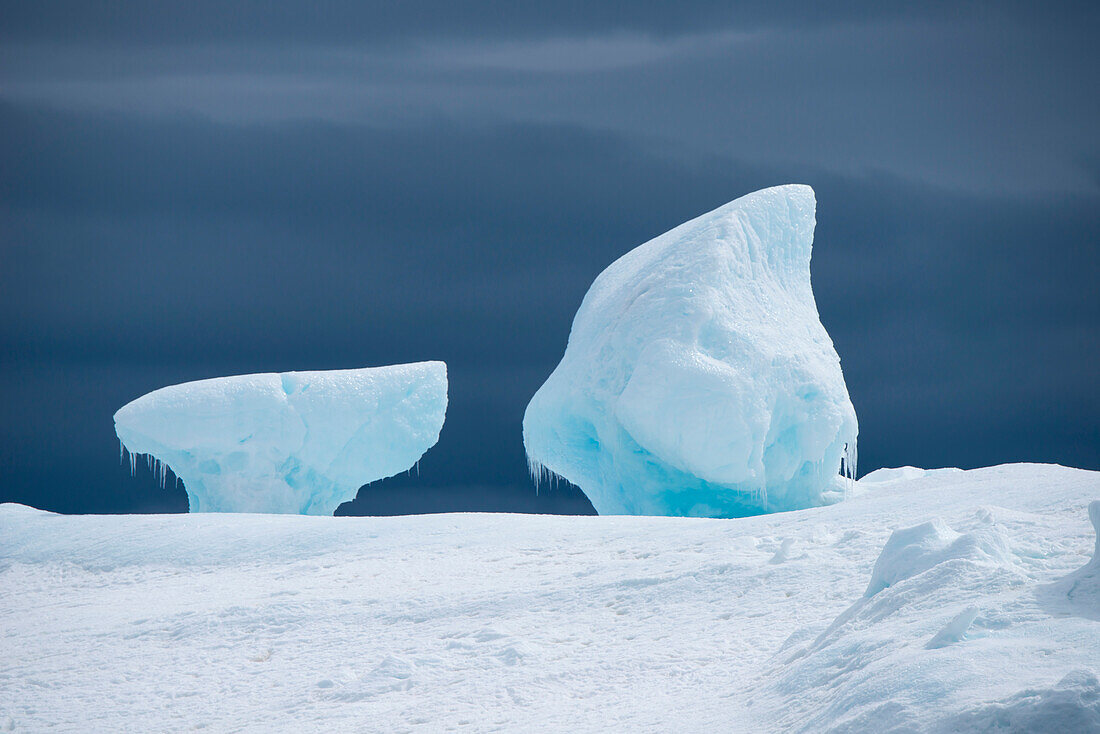 Eisskulptur auf Meereseis, Brown Bluff, Weddell-Meer, Antarktische Halbinsel, Antarktis