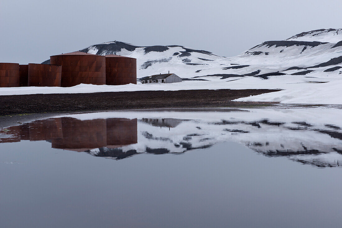 Öltanks von ehemaliger Walfangstation, Whalers Bay, Deception Island, Südshetland-Inseln, Antarktis