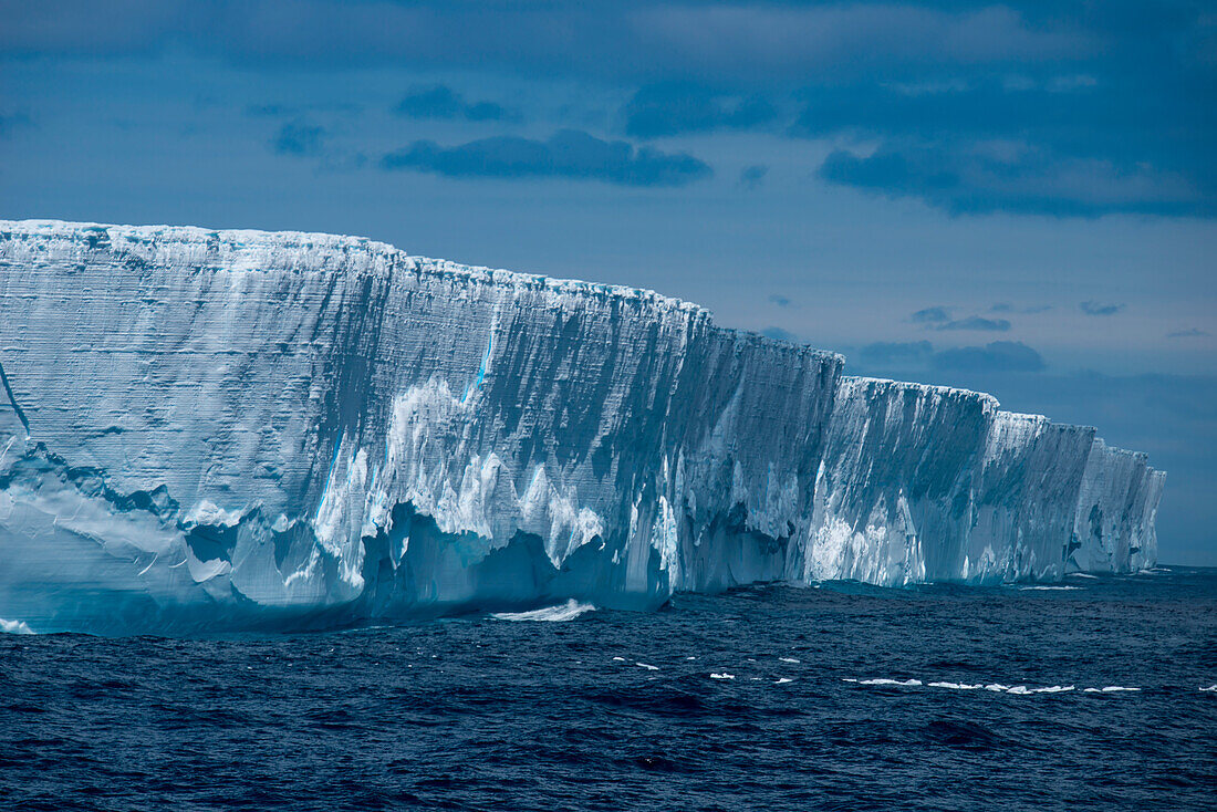 Riesiger Eisberg, nahe Shag Rocks, Südlicher Atlantischer Ozean zwischen Falklandinseln und Südgeorgien, Antarktis
