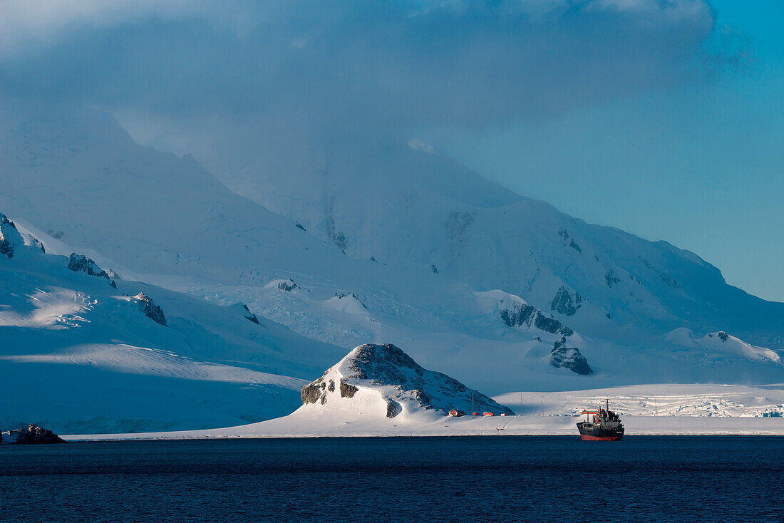 Majestätischer Anblick von schneebedeckten Bergen und Eis, Half Moon Island, Südshetland-Inseln, Antarktis