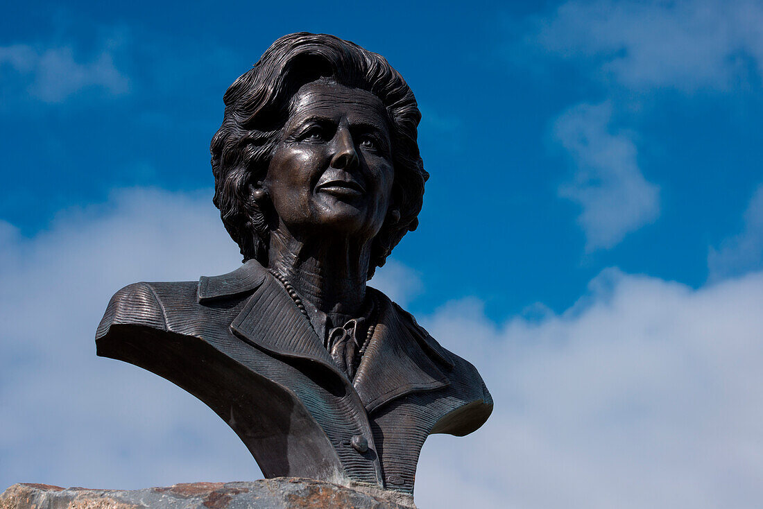 Falklandkrieg Denkmal mit Büste von ehemaliger britischen Premierministerin Margaret Thatcher, Stanley, Falklandinseln, Britisches Überseegebiet, Südamerika