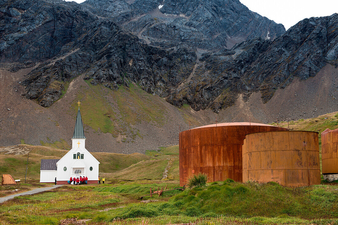 Kontrast zwischen rostenden Öltanks von ehemaliger Walfangstation und Kirche von Grytviken, Grytviken, Südgeorgien, Antarktis