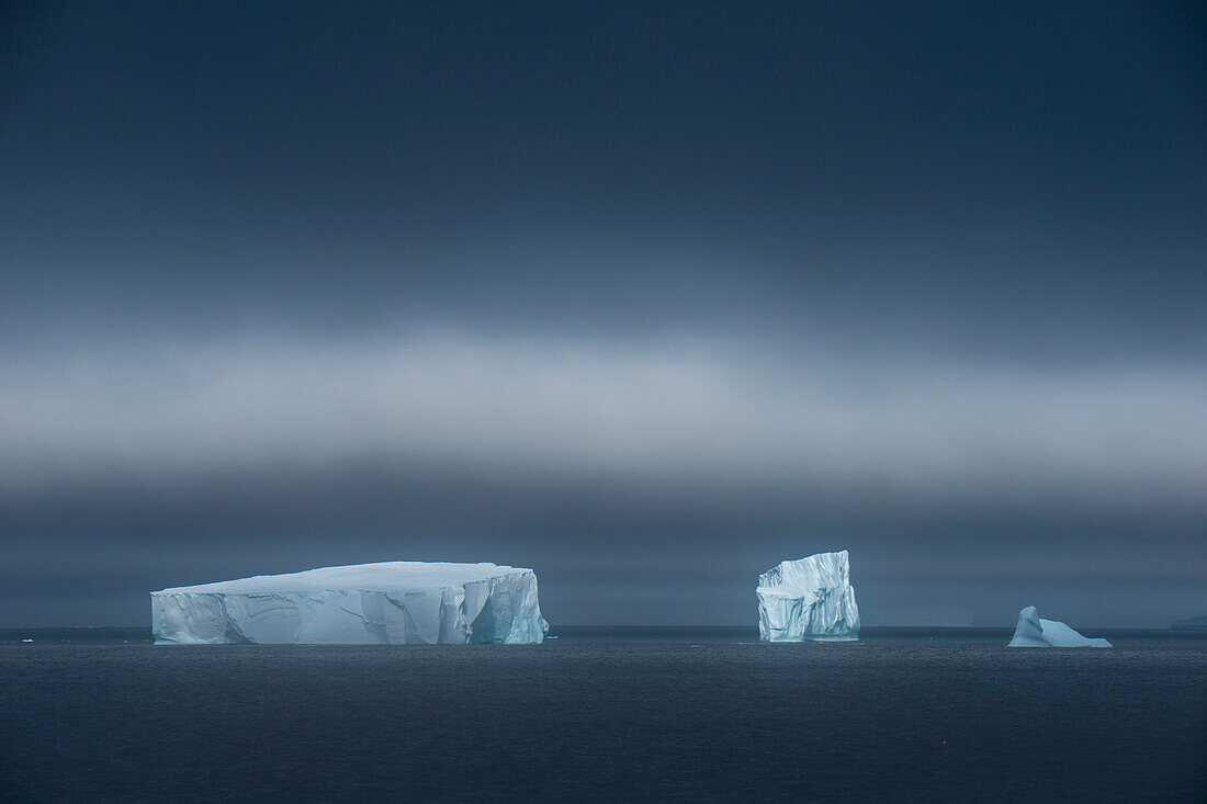 Majestätische Eisberge und Sturmwolken, nahe Livingstone Island, Südliche Orkneyinseln, Antarktis
