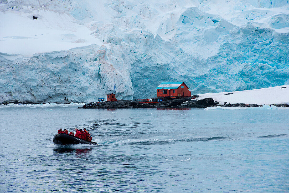 Zodiac Schlauchboot von Expeditions-Kreuzfahrtschiff MS Hanseatic (Hapag-Lloyd Kreuzfahrten) nahe Base Almiranta Brown argentinische Antarktisstation, Paradise Bay (Paradise Harbor), Danco-Küste, Grahamland, Antarktis