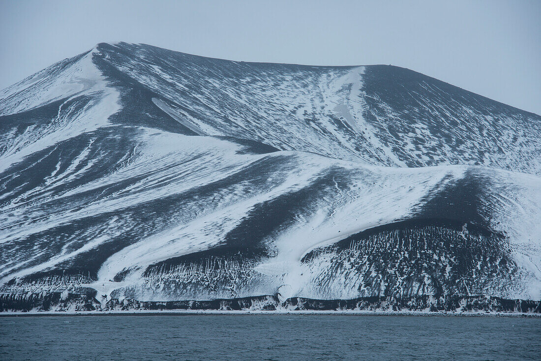 Schneebedeckte Vulkanlandschaft, Deception Island, Südshetland-Inseln, Antarktis