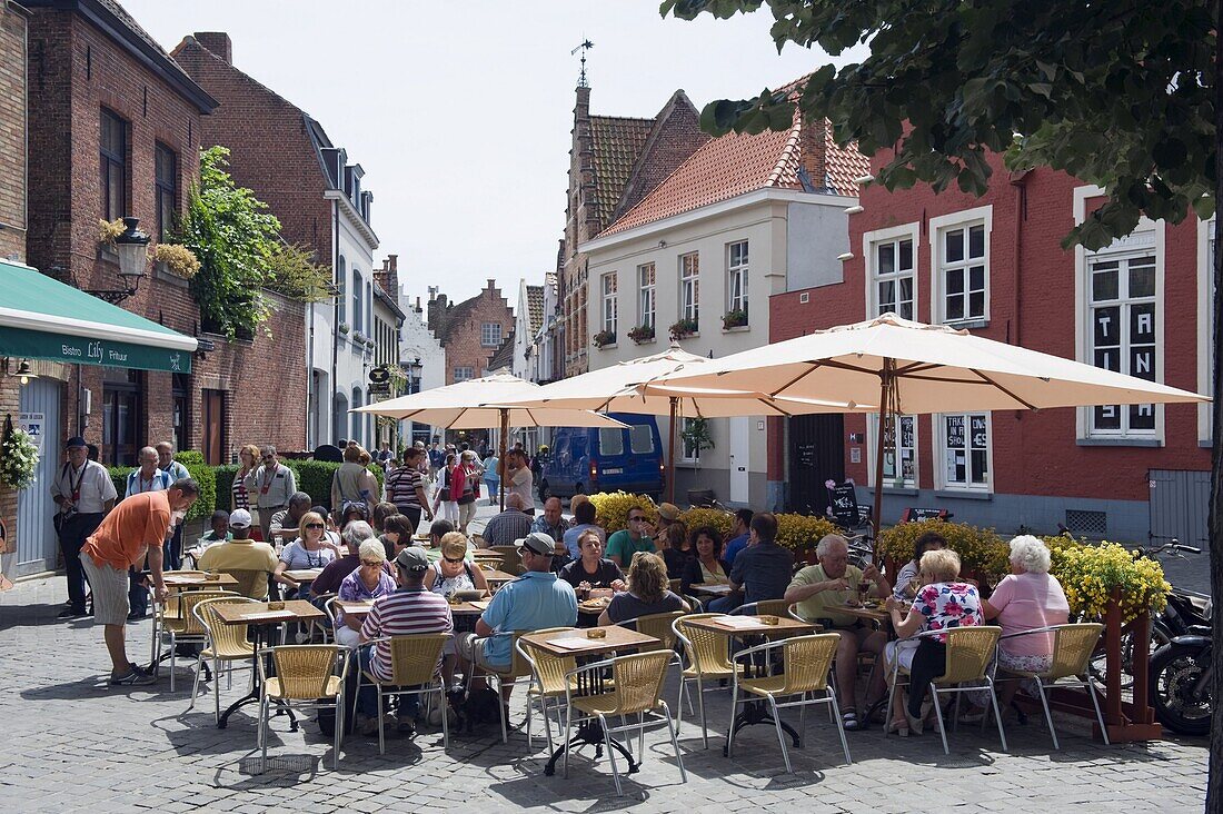 Outdoor cafe, old town, UNESCO World Heritage Site, Bruges, Flanders, Belgium, Europe