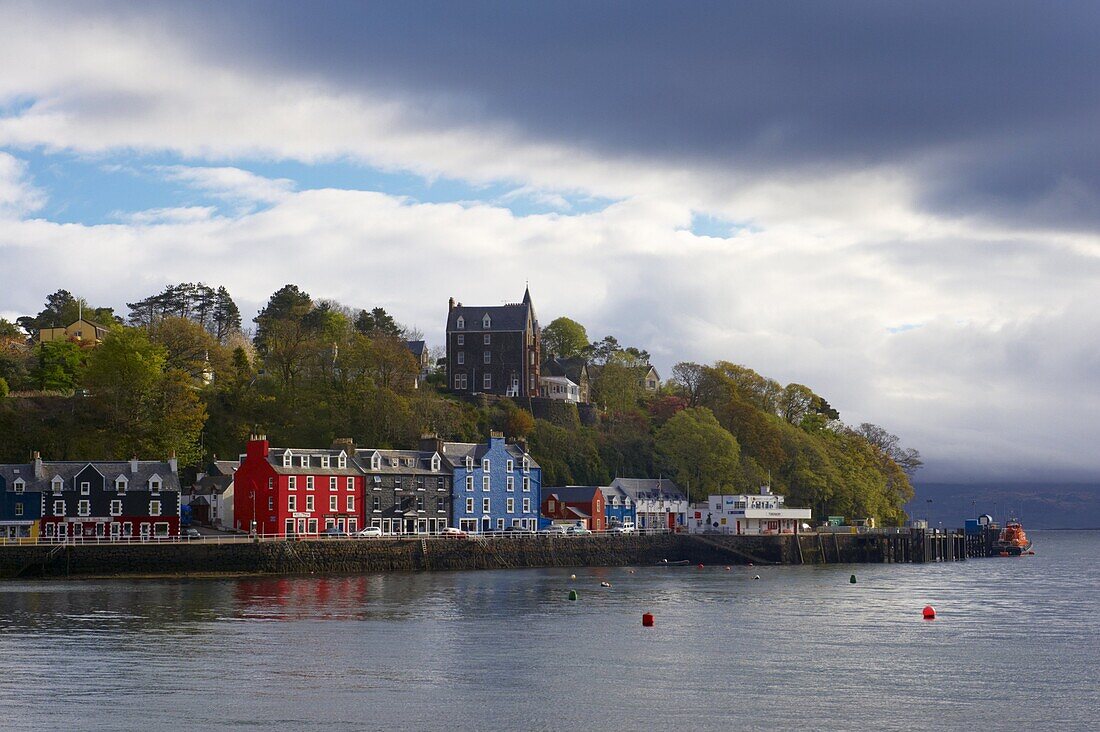 Brightly coloured houses at the fishing port of Tobermory, Isle of Mull, Inner Hebrides, Scotland, United Kingdom, Europe