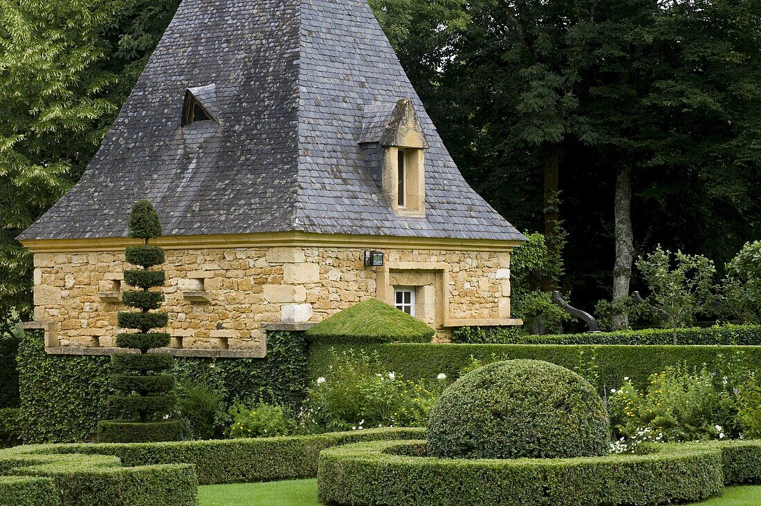 Topiary in Les Jardin du Manoir D'Eyrignqac in Salignac, Dordogne, France, Europe