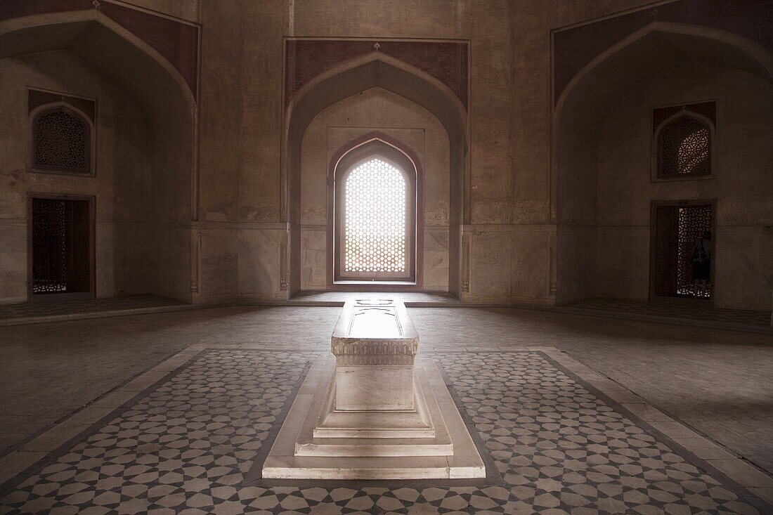 Main tomb chamber, Humayun's tomb, built in 1570, UNESCO World Heritage Site, New Delhi, India, Asia