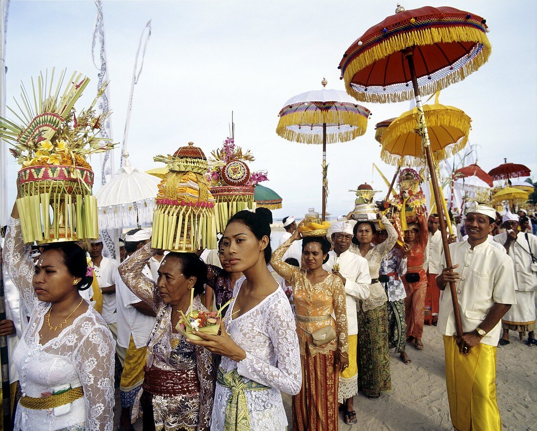 Wome carrying offerings at a ceremony in Bali, Indonesia, Southeast Asia, Asia