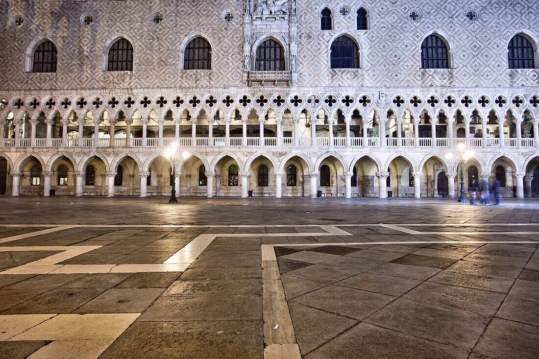 Early morning in St. Marks Square and the front of Palazzo Ducale, Venice, UNESCO World Heritage Site, Veneto, Italy, Europe