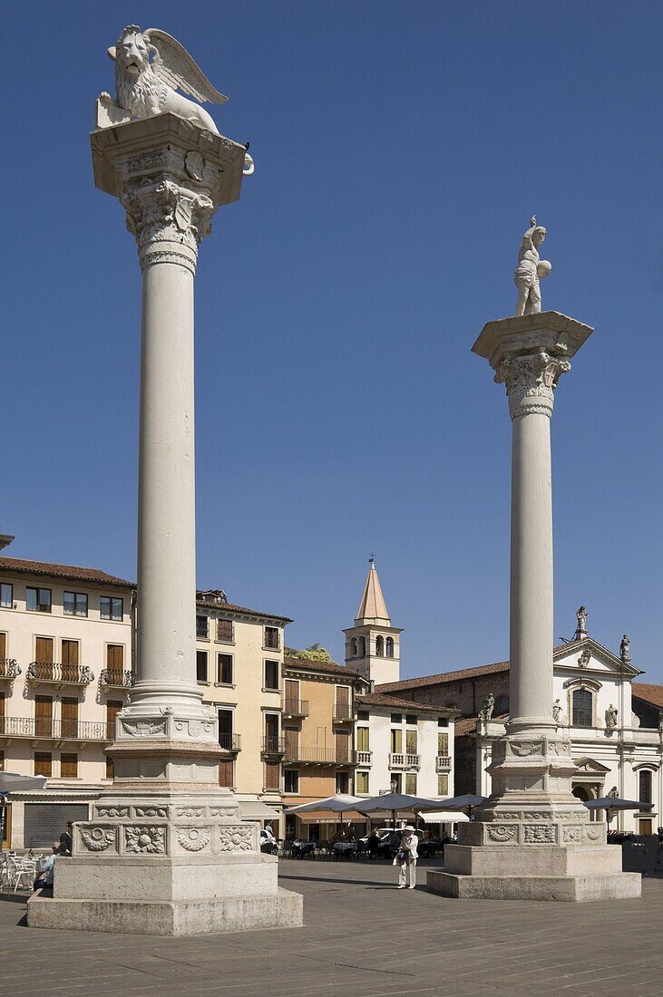 Two columns in the Piazza dei Signori, one bearing the Venice Lion, the other with St. Theodore, Vicenza, Veneto, Italy, Europe