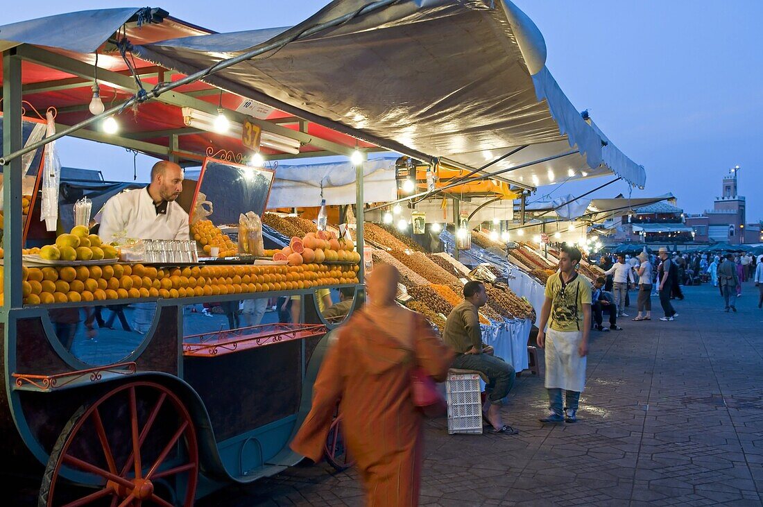 Orange juice seller, Place Jemaa El Fna (Djemaa El Fna), Marrakesh (Marrakech), Morocco, North Africa, Africa