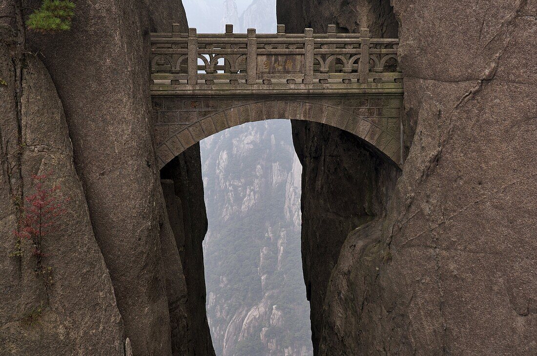 Walking Fairy Land Bridge, White Cloud Scenic Area, Mount Huangshan (Yellow Mountain), UNESCO World Heritage Site, Anhui Province, China, Asia