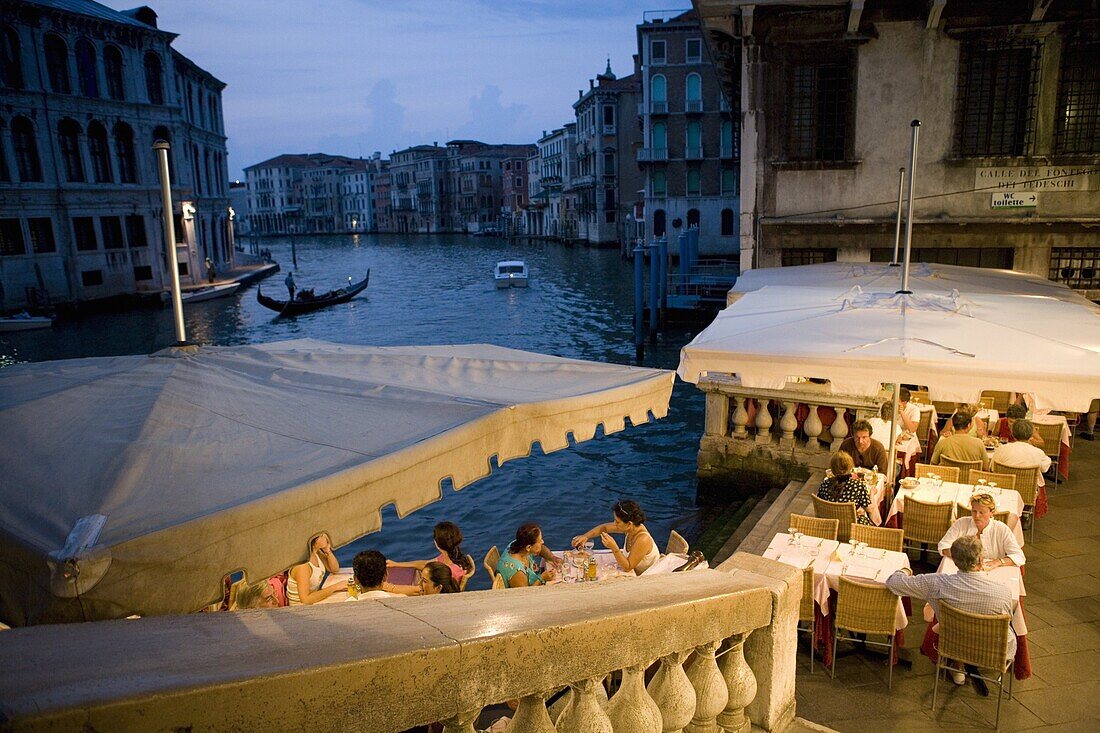 Canalside dining, Rialto Bridge, Grand Canal, Venice, UNESCO World Heritage Site, Veneto, Italy, Europe