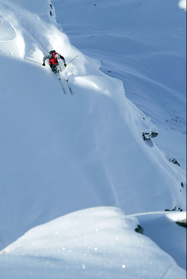 Mann, Skifahren, Schwung im Tiefschnee, Abfahrt, Tal, St Luc, Chandolin, Wallis, Schweiz