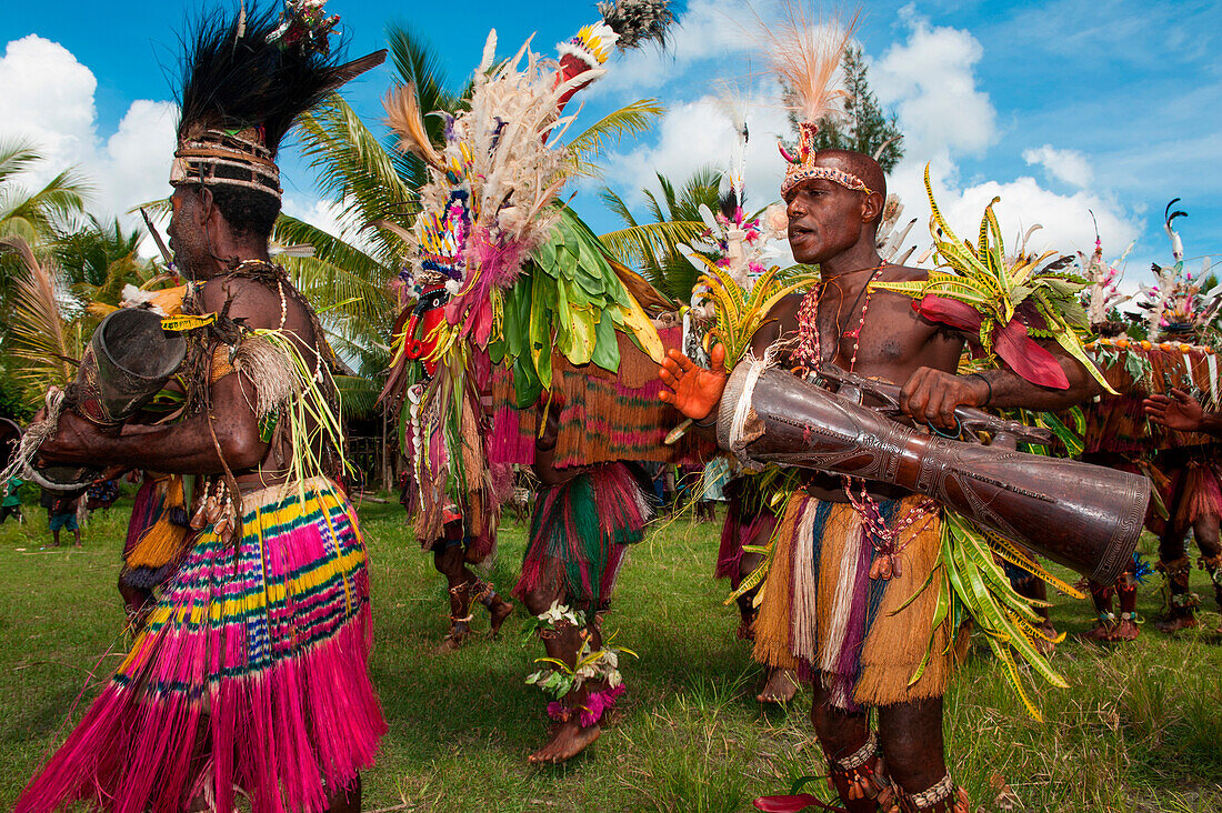 Stammesmitglieder in traditionellen Kostümen beim Tanz, Kopar, East Sepik Provinz, Papua-Neuguinea, Südpazifik