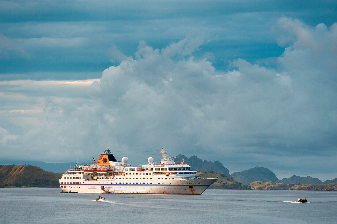 Transfer per Zodiac Schlauchboot von Expeditions-Kreuzfahrtschiff MS Hanseatic (Hapag-Lloyd Kreuzfahrten), Komodo, Indonesien, Asien