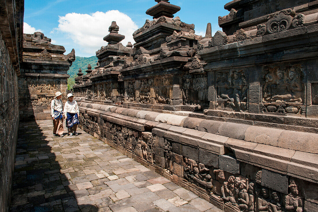 Besucher an der buddhistischen Tempelanlage Borobodur, Borobodur, Zentraljava, Java, Indonesien, Asien