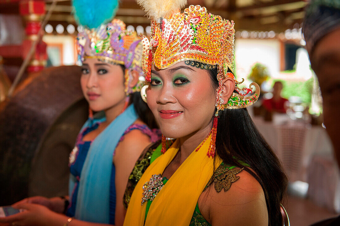 Zwei junge Frauen bei einer Folklore und Tanzvorführung, nahe Borobodur, Zentraljava, Java, Indonesien, Asien