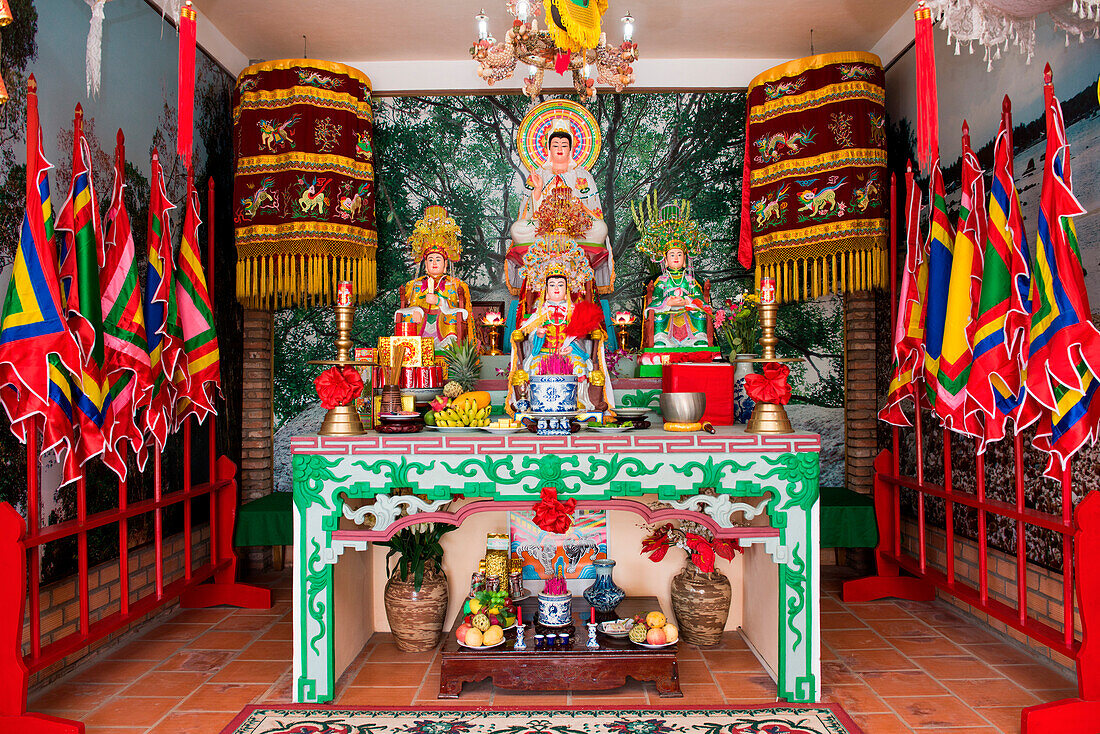 Altar in Tempel, Phu Quoc, Mekong Delta, Vietnam, Asien