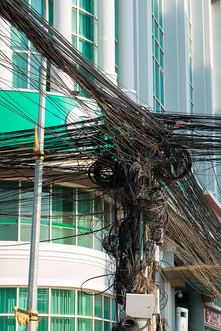 Erleben, was verbindet: Telefonleitungen an einem Mast, Phnom Penh, Phnom Penh, Kambodscha, Asien
