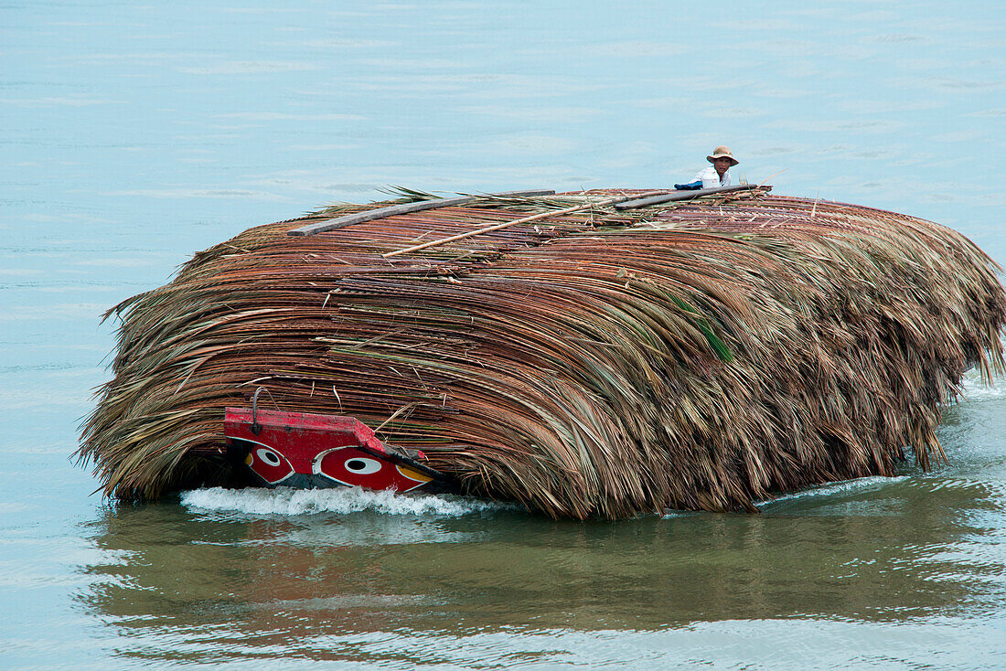 Kleines Frachtboot mit Palmwedeln auf dem Fluss Saigon, Ho-Chi-Minh-Stadt (Saigon), Ho Chi Minh, Vietnam, Asien