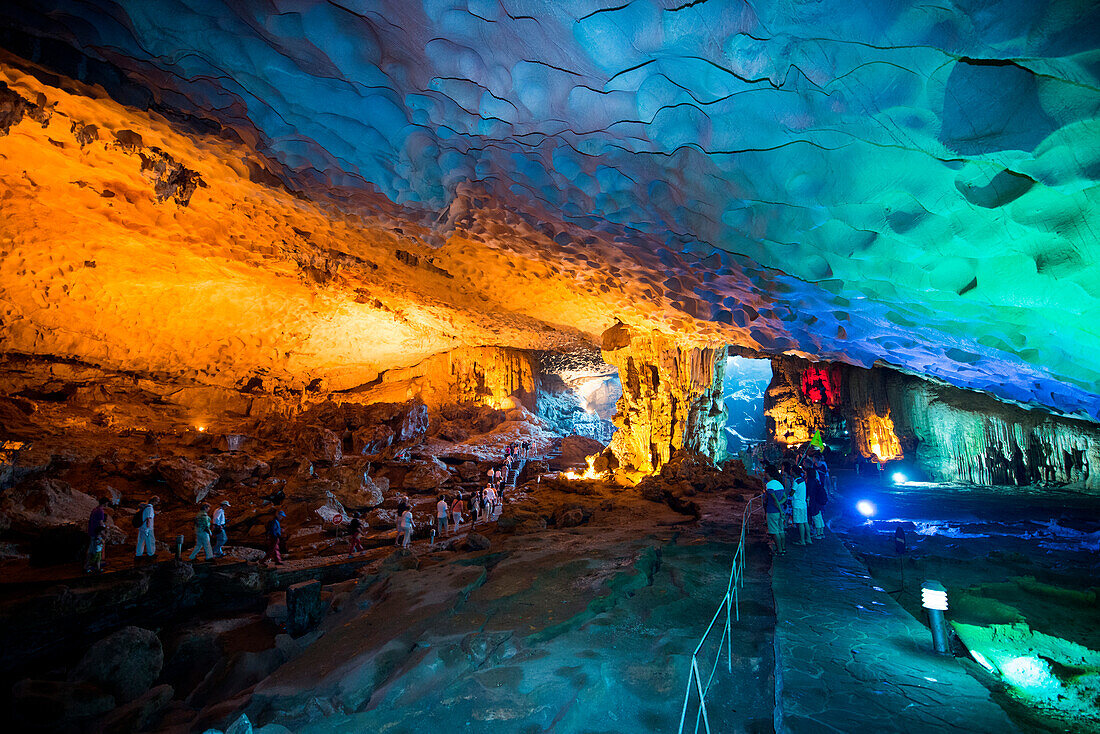 Besucher in der Höhle Thieng Cung, Halong-Bucht, Quang Ninh Province, Vietnam, Asien