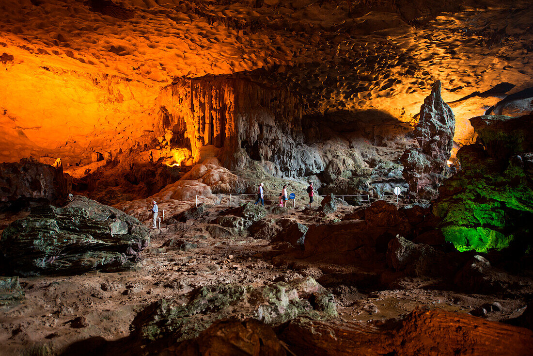 Besucher in der Höhle Thieng Cung, Halong-Bucht, Quang Ninh Province, Vietnam, Asien