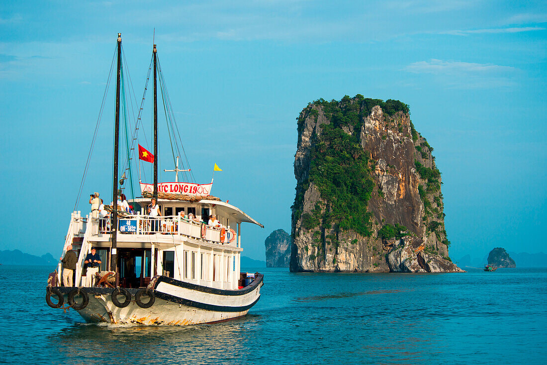 Ausflugsboote und Ha Long Bay Inseln, Halong-Bucht, Quang Ninh Province, Vietnam, Asien