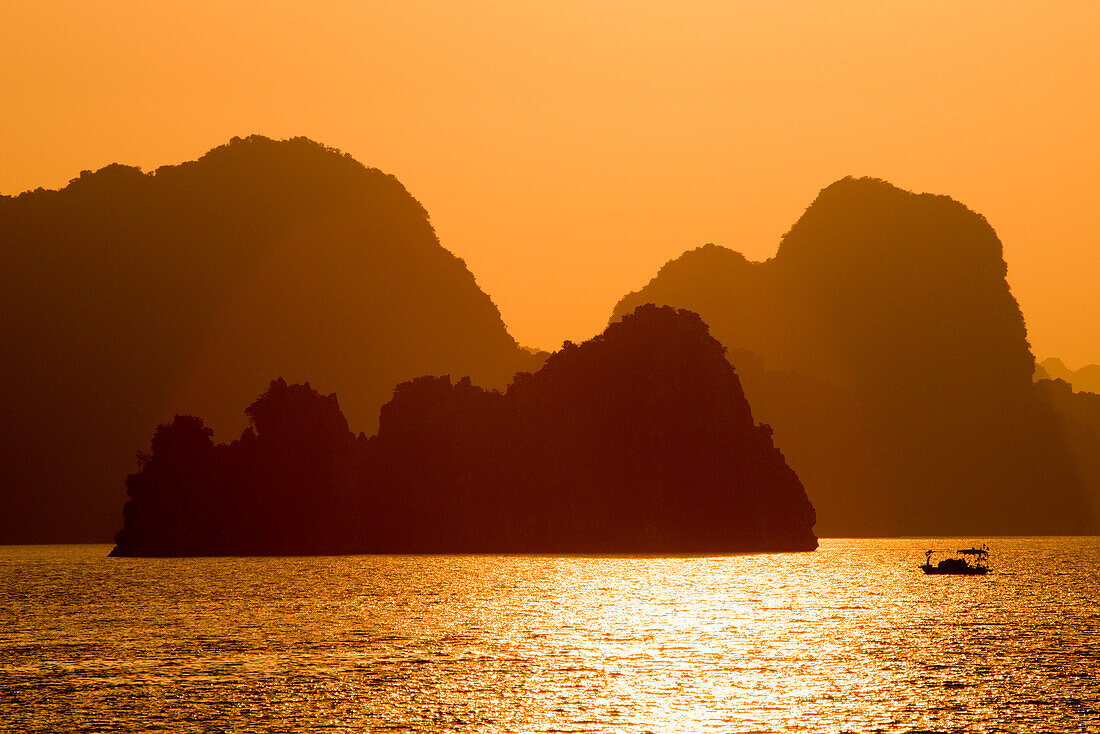 Fischerboot, Ha Long Bay Inseln und Berge bei Sonnenuntergang, Halong-Bucht, Quang Ninh Province, Vietnam, Asien