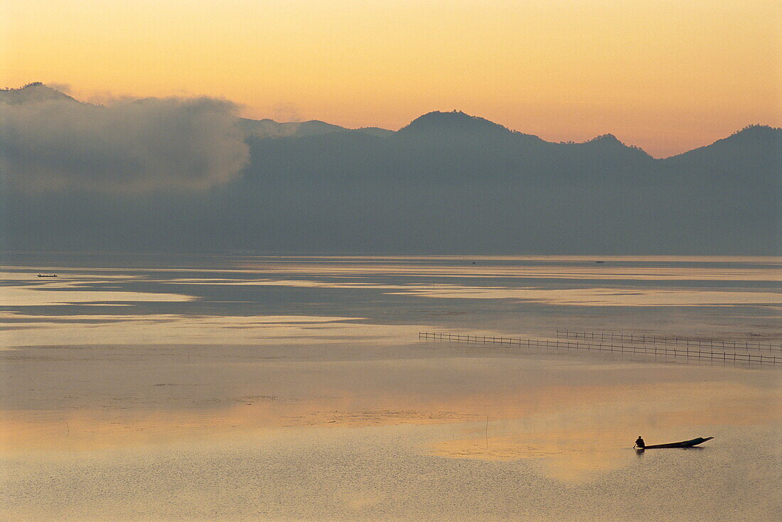 Fishing at dawn, Inle Lake, Shan State, Myanmar (Burma), Asia