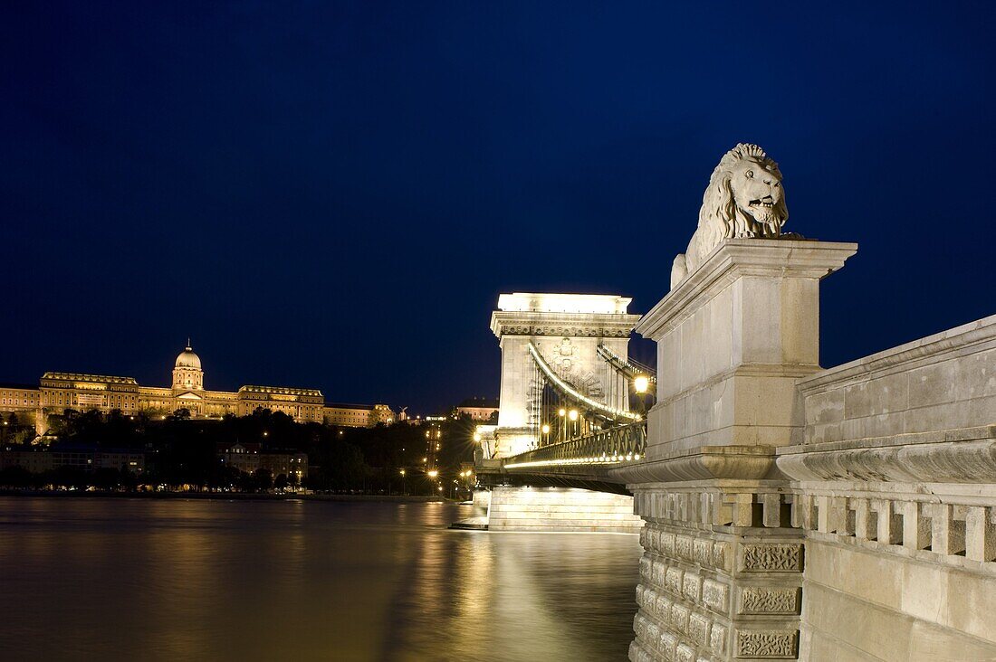 The Royal Palace and the Chain Bridge over the River Danube at dusk, Budapest, Hungary, Europe