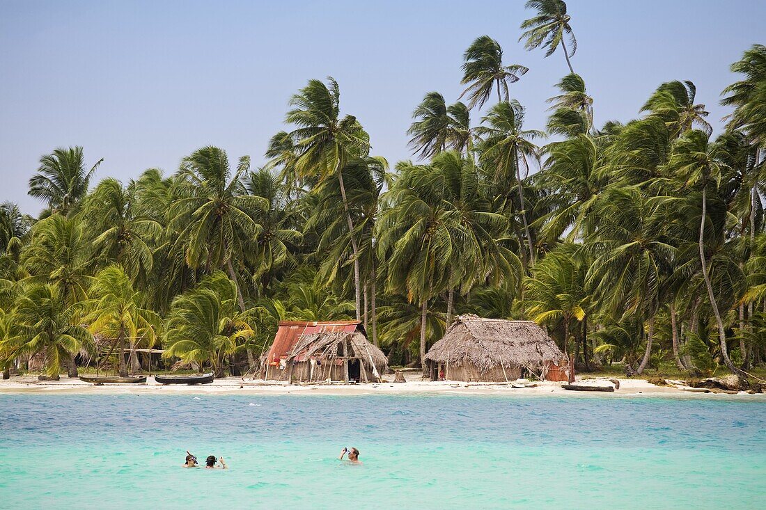 Tourists snorkelling in front of Devil Island, Comarca de Kuna Yala, San Blas Islands, Panama, Central America